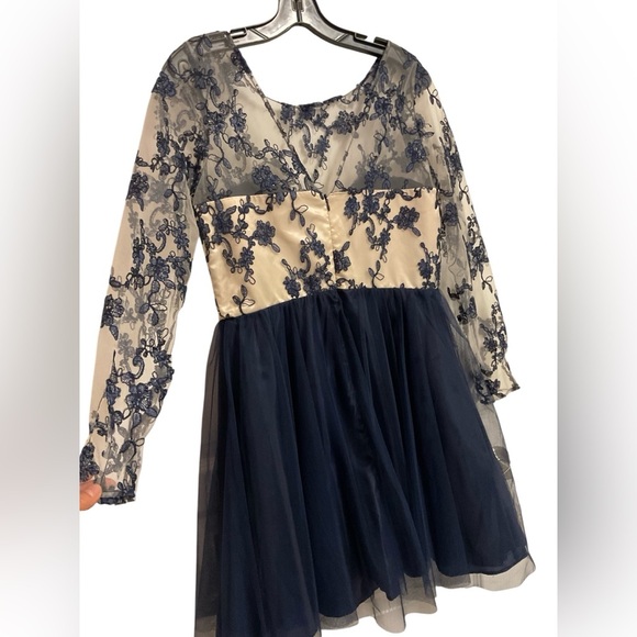 Chic Navy and Cream Lace Midi Dress - Picture 3 of 11